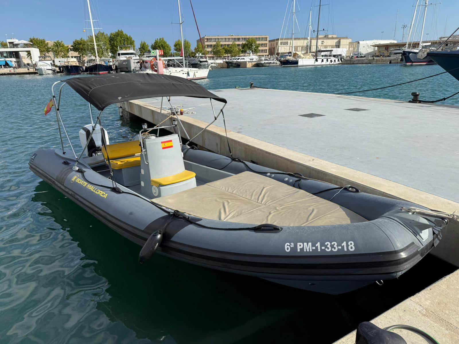 Semirrígida gris de BBR amarrada en puerto de Palma
